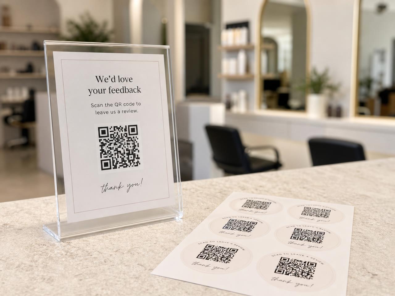 Soporte acrílico con código QR y pegatinas sobre el mostrador